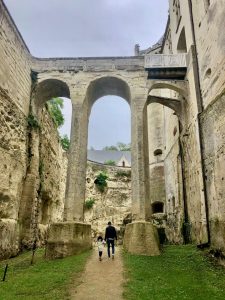 chateau troglodyte